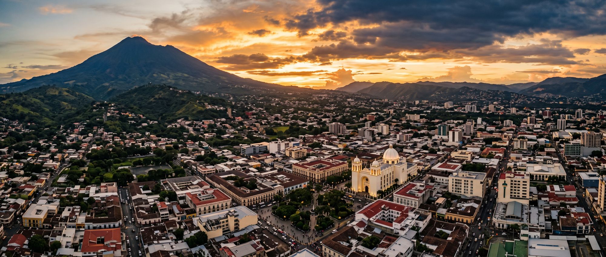 San Salvador al atardecer, con el volcán al fondo