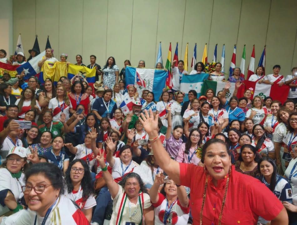 Colegas de toda Iberoamérica con sus banderas en la Cumbre 2026